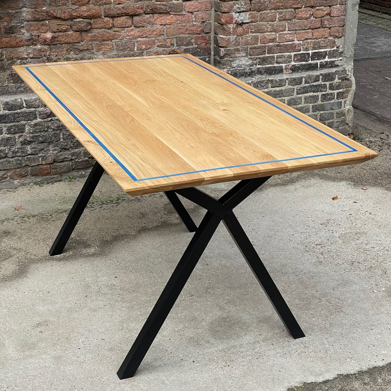 Eiken tafel met chique blauwe rand en zwart stalen onderstel e